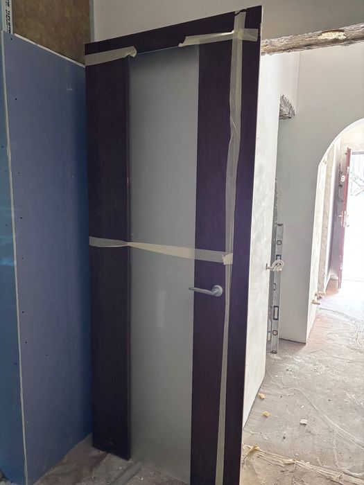 Usa MDF Furniruit Nuc Cu Sticla Securizata Balamale Ascunse