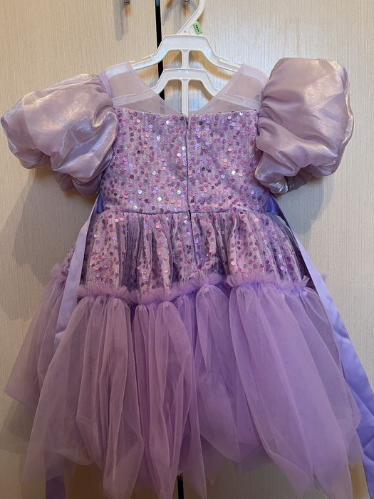 Нарядное сиреневое платье для девочки