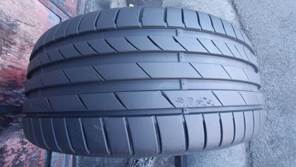 225/40/18 Kumho .