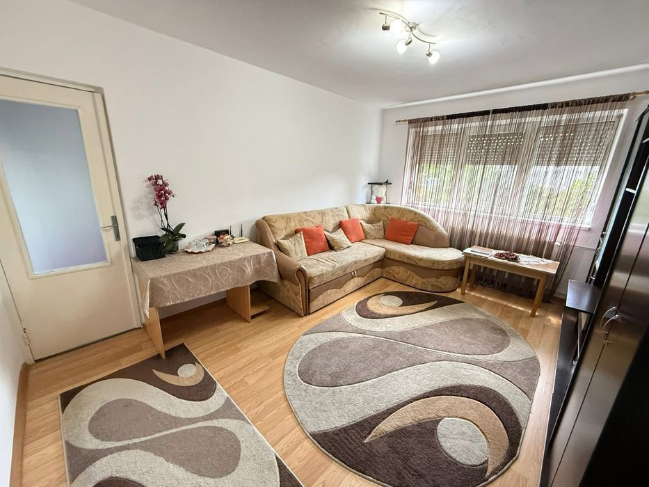 Apartament cu 3 camere , zona Rogerius