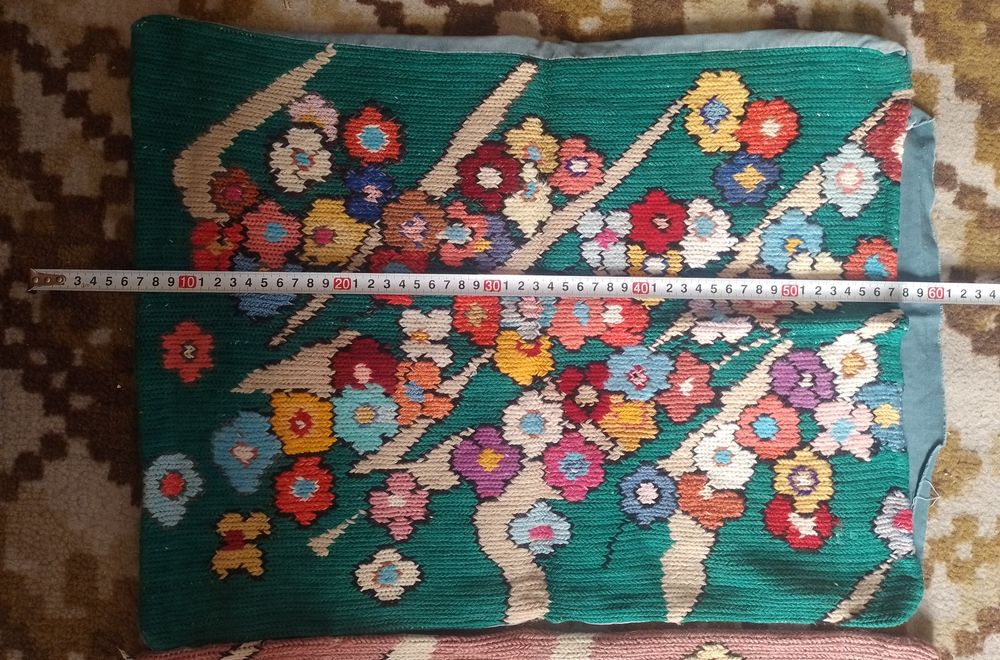 Три ръчно бродирани калъфки за възглавници.