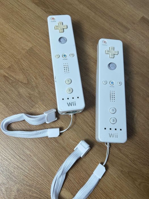Set Wii Remote + Nunchuk original Nintendo Alb/Negru — testat, curea nouă