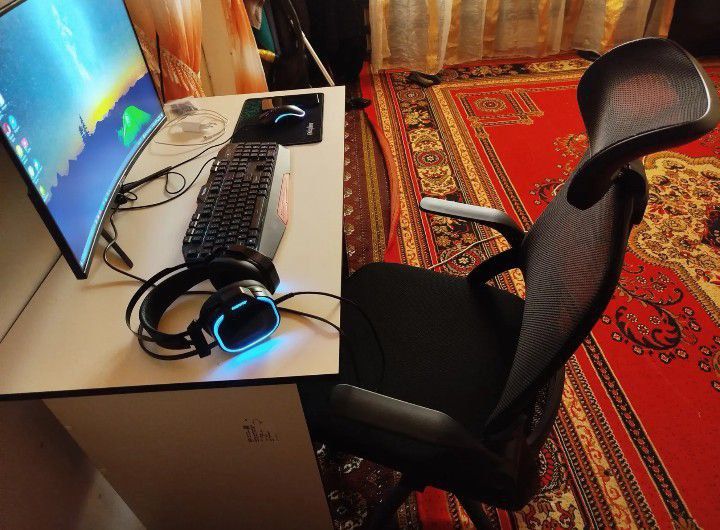 Stol kampyuter dasturlash,trading va hokazo moʻshniy kampyuter