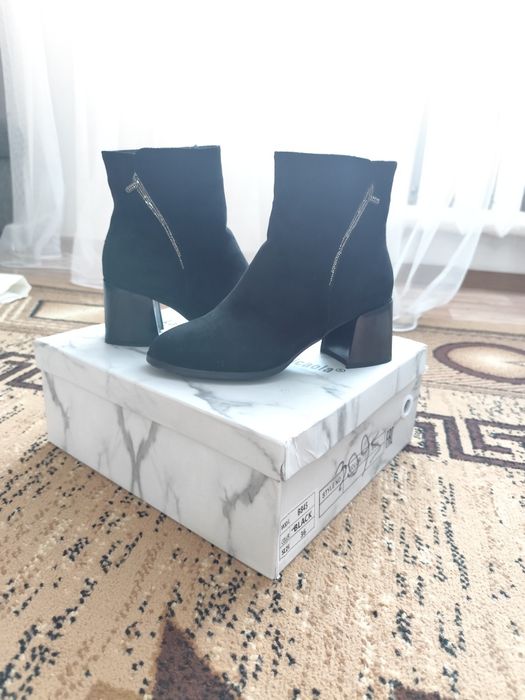 Новые ботинки замшевые