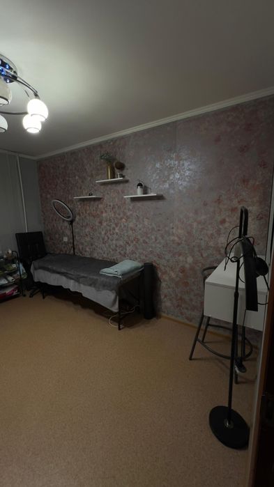 Сдаётся кушетка, стол визажиста