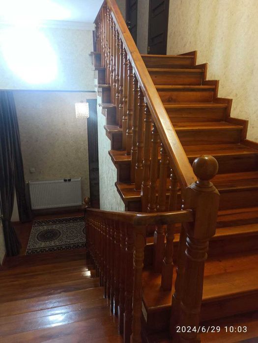 Ҳовли уй  сотилади (2 этажлик коттеж)