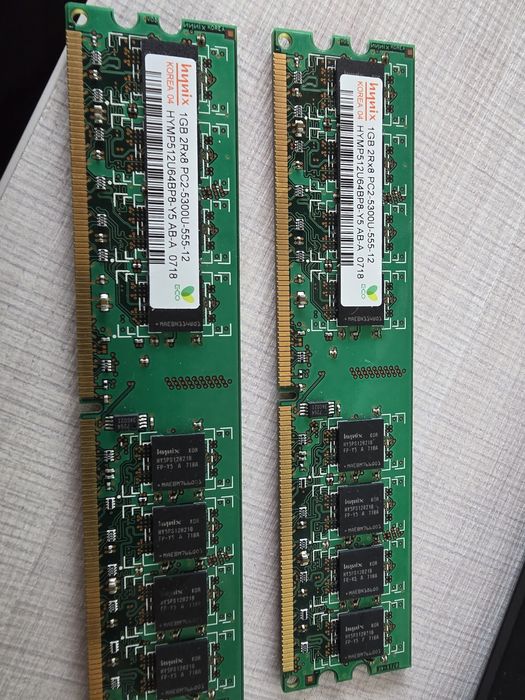 Продавам 2x1 GB DDR2 RAM памет Hynix HYMP512U64BP8-Y5. 
Технология: D