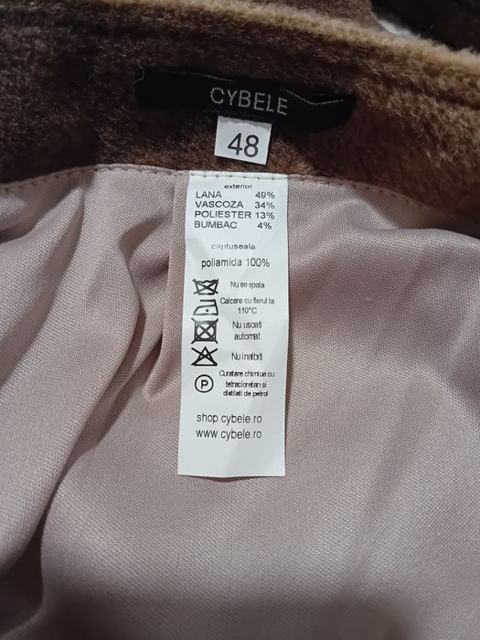 Vând  Costum de damă( fusta nouă),Geacă de iarnă ( purtată de câteva ori), rochie neagră (nouă), rochie roz pudră ( purtată doar o singură dată)