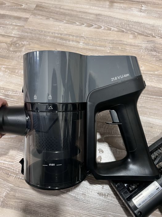 Aspirator vertical cu acumulator