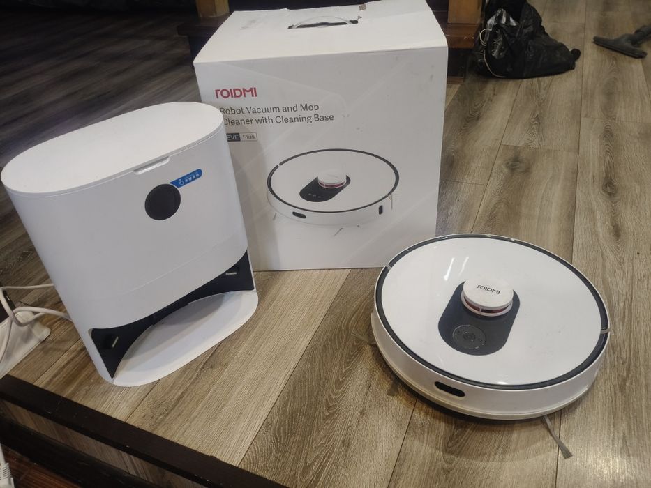 Robot Vacuum and Mop Cleaner with Cleaning Base Eve Plus