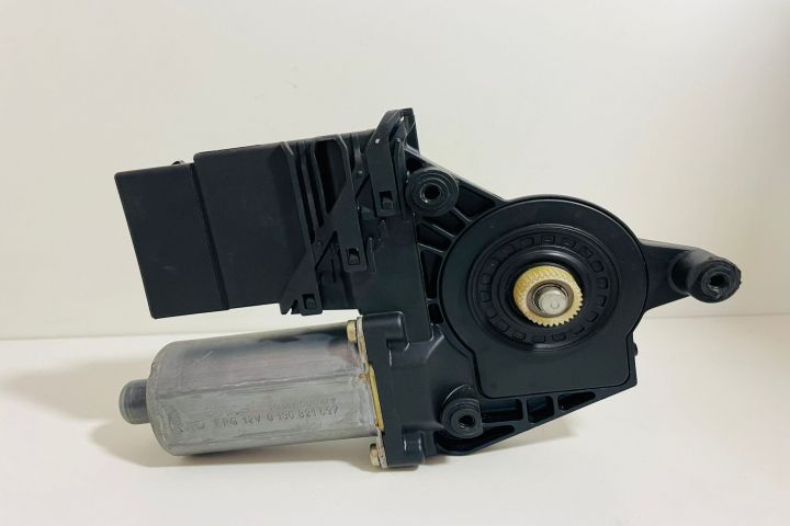 Motoras macara geam stanga spate 3B5839751G Volkswagen VW Passat B5.5