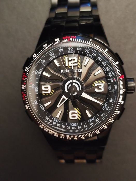 Продам мужские наручные часы.