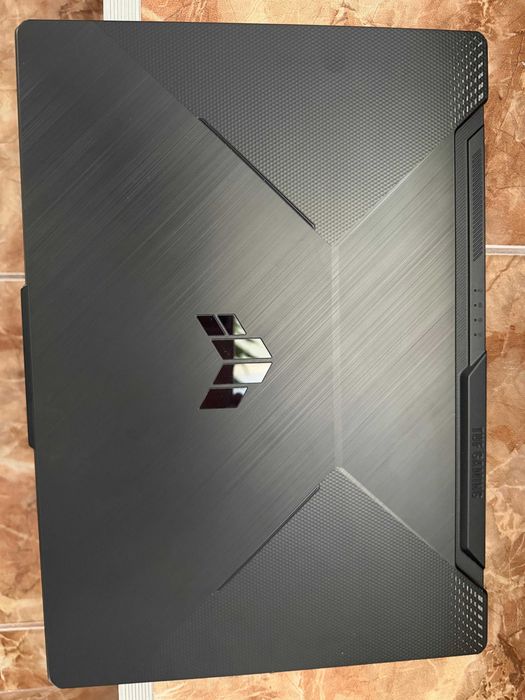Laptop gaming ASUS TUF F15 – i7-11800H, 32GB RAM, sub 400 ore de utilizare