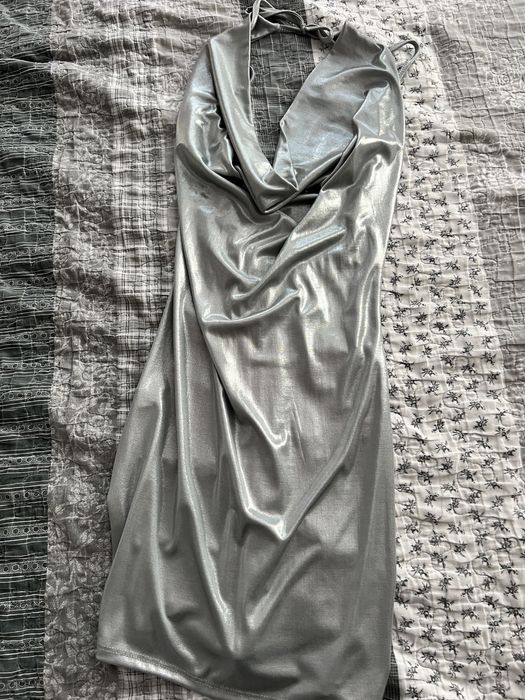 Уникално красива вечерна рокля с гол гръб