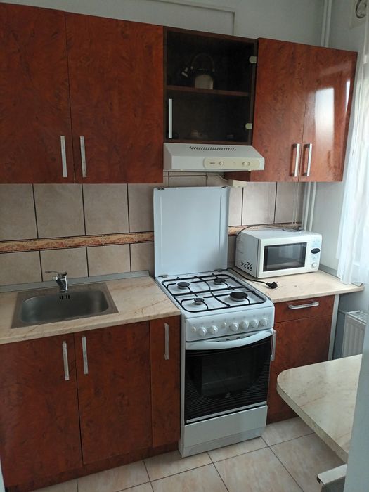 Ofer spre inchiriere garsoniera situata pe strada sovata  etajul 1