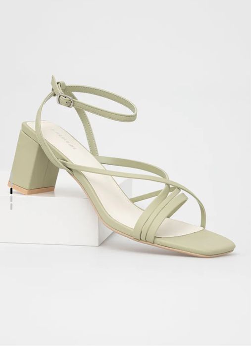 светлозелени сандали