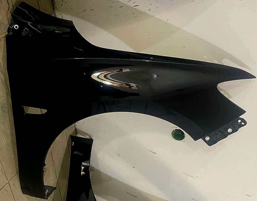 Monza old qora oʻng krilo