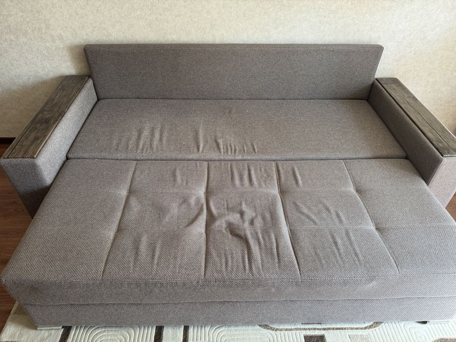 Диван мягкий.