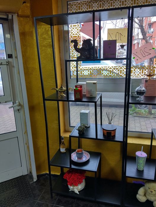 Рафтове  за козметични продукти .