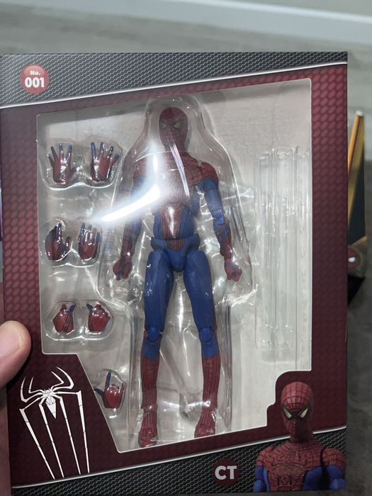 Фигурка человека паука