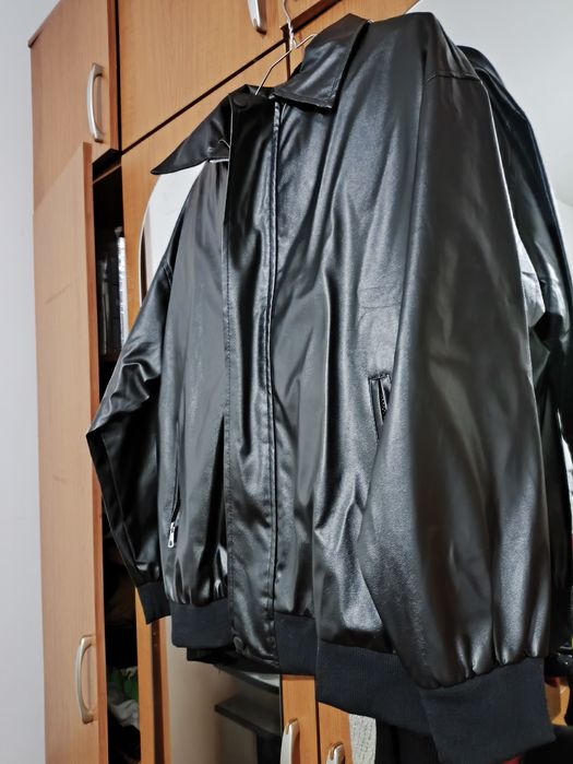 Куртка из искусственной кожи.