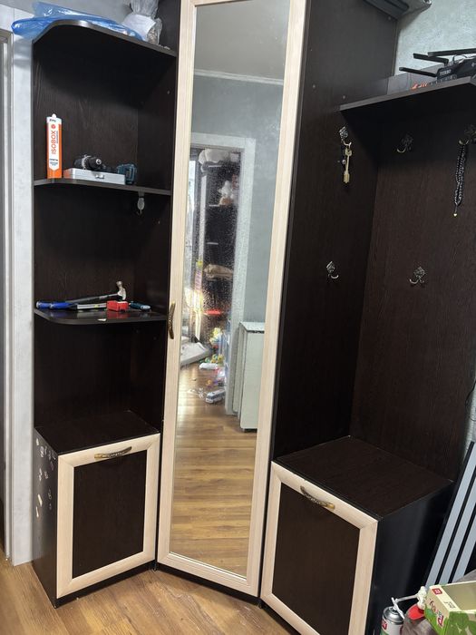 Продам угловой шкаф с зеркалом