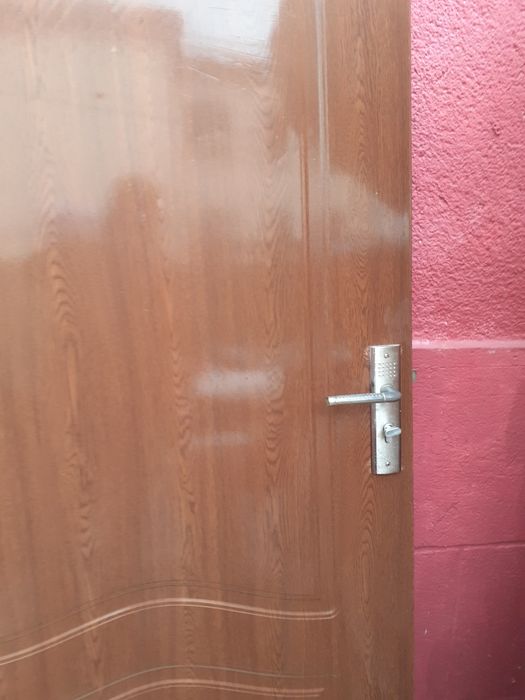 Vând ușă interior 400 lei  trei bucăți.