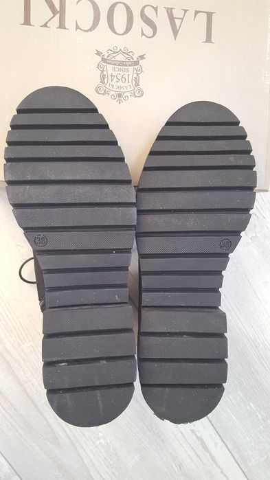 Черни дамски кожени боти Lasocki размер 38 от набук