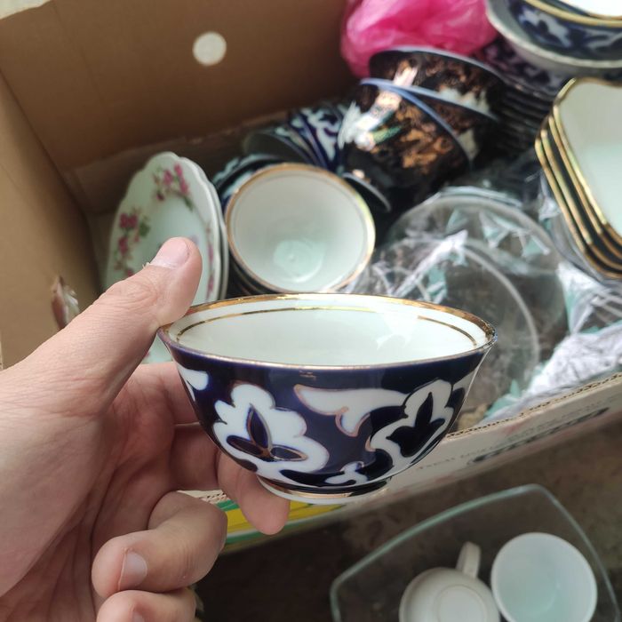 Пахта гуллик чойнак ва пиёлалар сотилади.