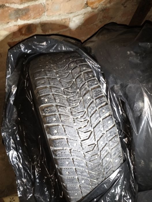 Продам зимние шины с шипами