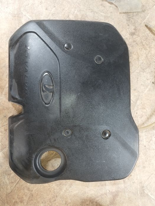 Клапанная крышка двигателя на Приору.