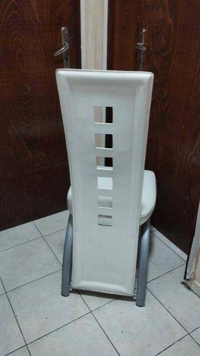 Кухненски стол - бяла изкуствена кожа и метален корпус - налични 2 бр.