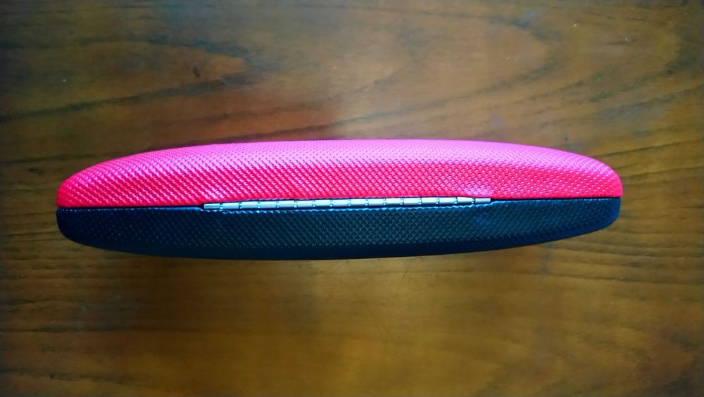 Кутия за очила червено - черна.