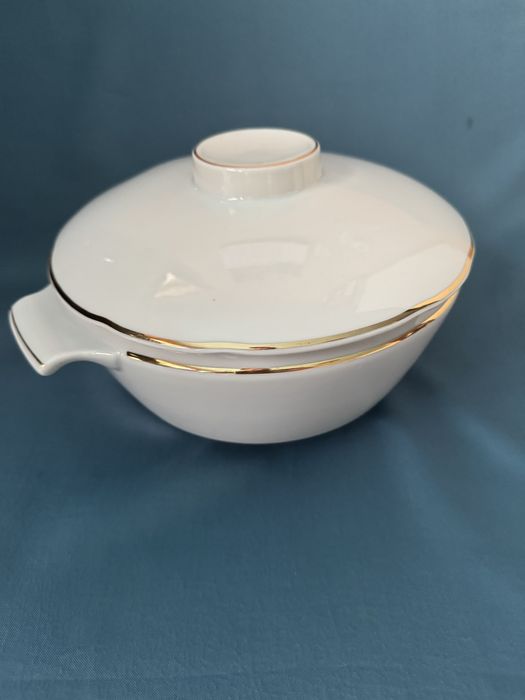 Български порцеланов супник на Изида