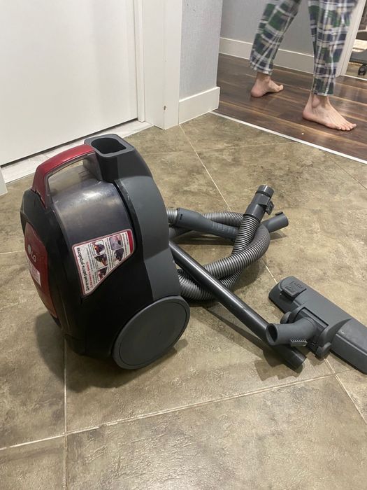 Пылесос LG VC5420NNTS красный