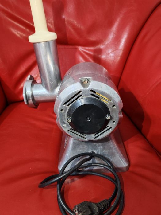 Mașina de tocat carnea profesională Fama Industriale