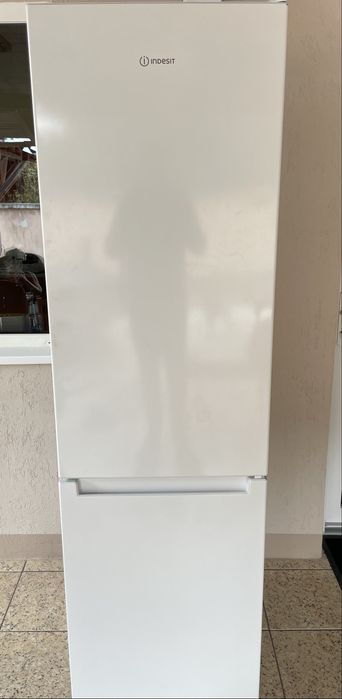 Vand combina frigorifica Indesit