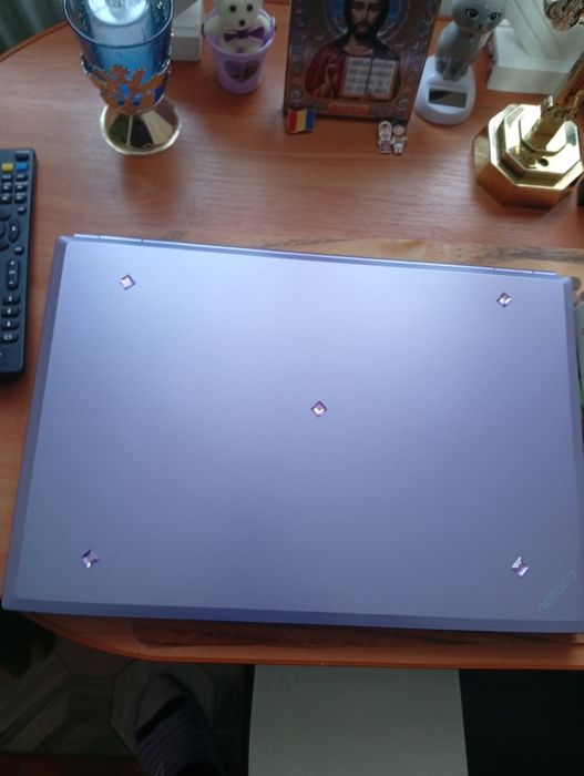 Vând laptop mov nou în cutie