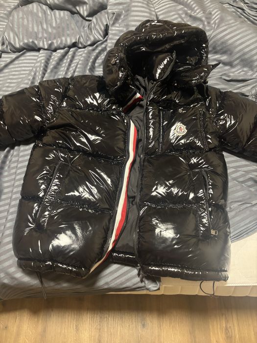 Яке moncler зимно