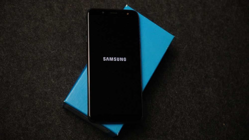 Samsung J6 + Huawei Smartband