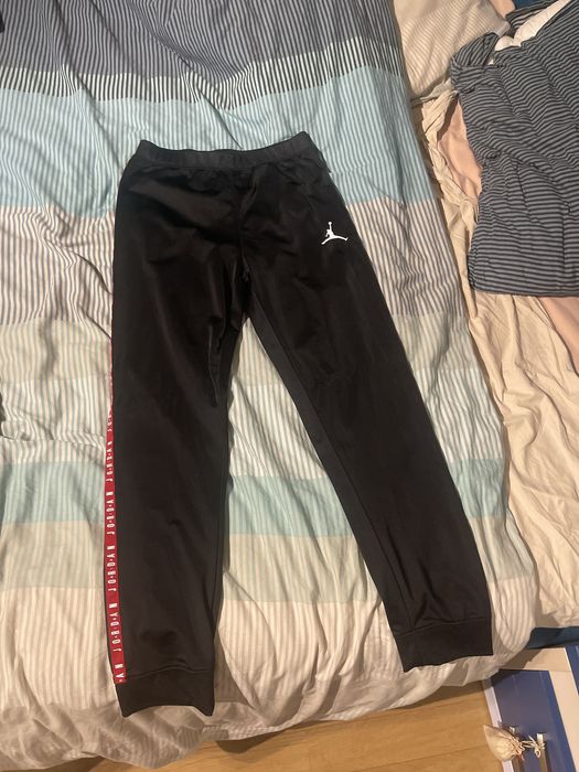 Compleu Jordan negru cu rosu