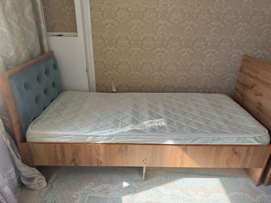 продаем кровать с матрасами