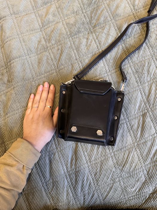 Малка кожена чанта с метални елементи