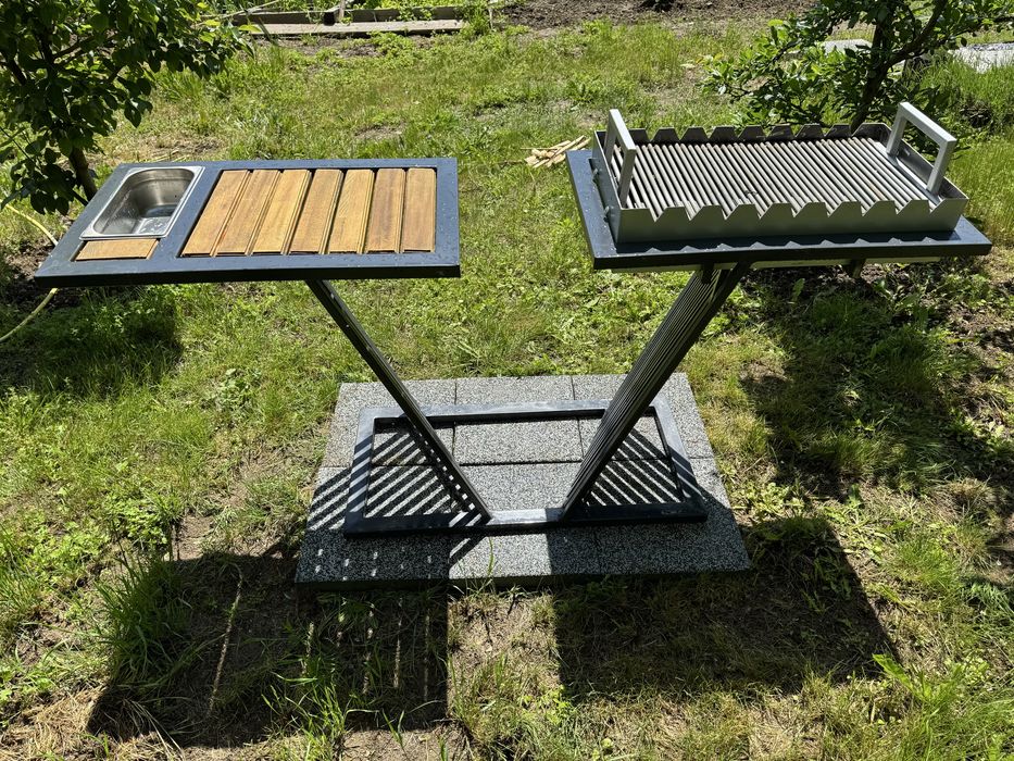 Gratar cu masa din lemn