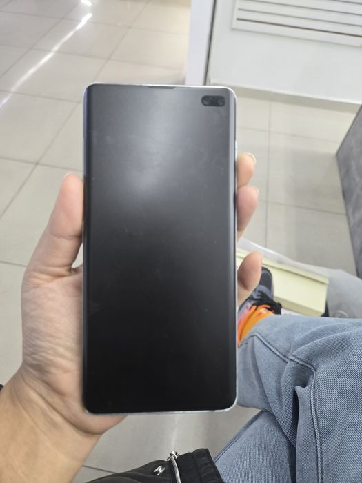 Экран немного глючит . Galaxy s 10+