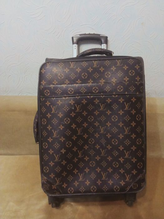 Продам чемодан  маленького размера