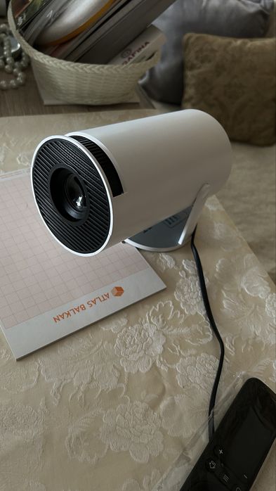 Продавам НОВ Magcubic LED Projector - компактен, мощен и идеален за филми