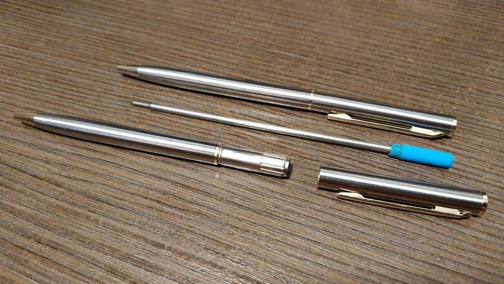 Vând două pixuri metalice elegante