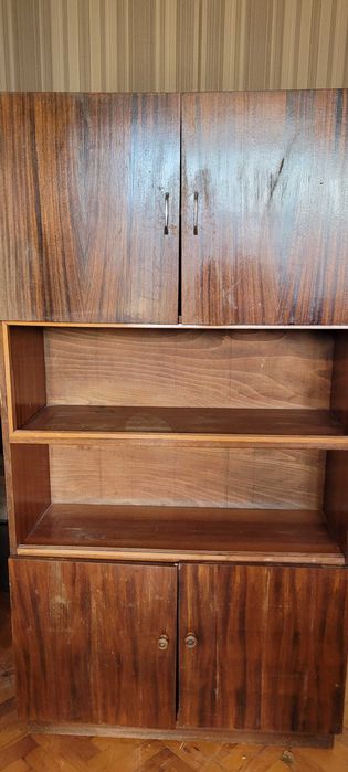 Шкаф с аптечка от солидно дърво