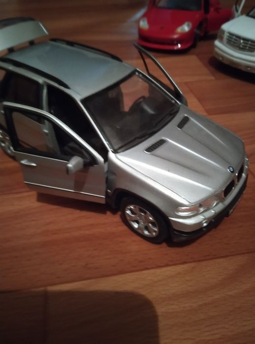 Машинки железные  бу масштаб 1 24